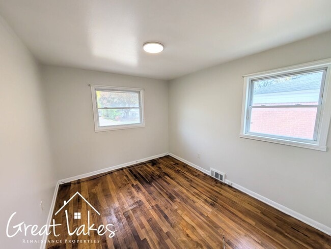 Building Photo - Beautiful 3 Bedroom 1 Bathroom now availab...