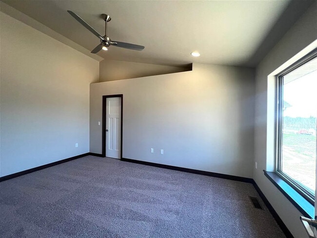Building Photo - 707 Creekside Dr