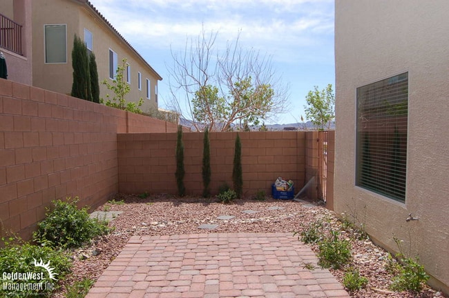 Building Photo - Gorgeous 2Bdm 2.5Ba Townhome with a Loft in Gated Community