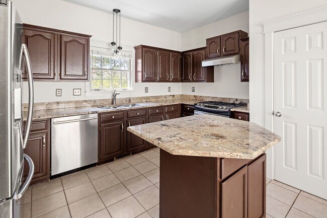 Building Photo - Spacious Cape Cod-Style Home in South Asheville