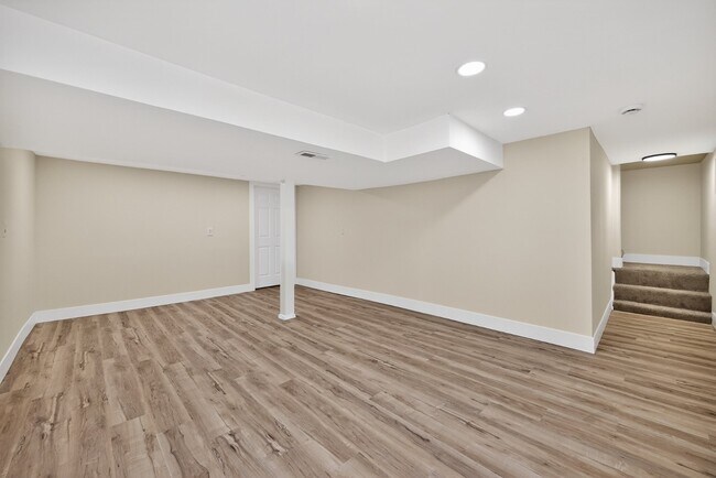Building Photo - 716 15th Ave
