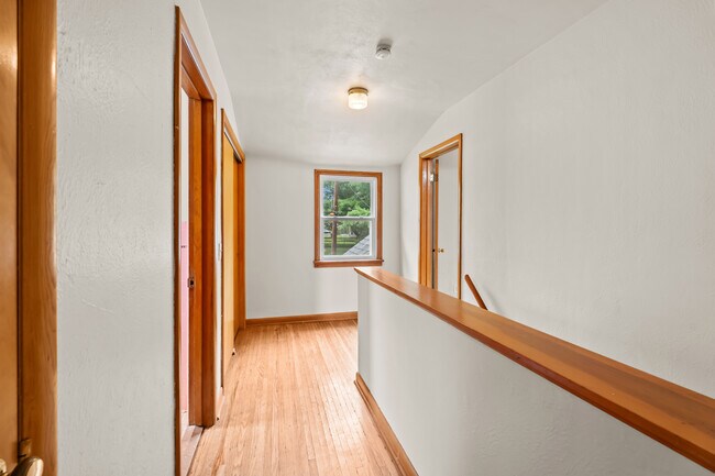 Building Photo - 2024 Southmoor Dr