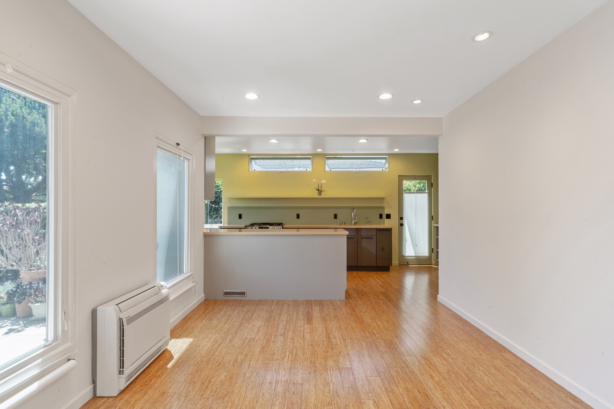 Building Photo - 213 6th Ave