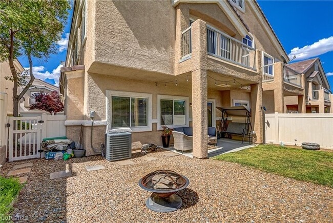 Building Photo - Gorgeous 3BR 2.5BA Townhome w/ Pool Access + Park + Private Backyard & Patio in Las Vegas