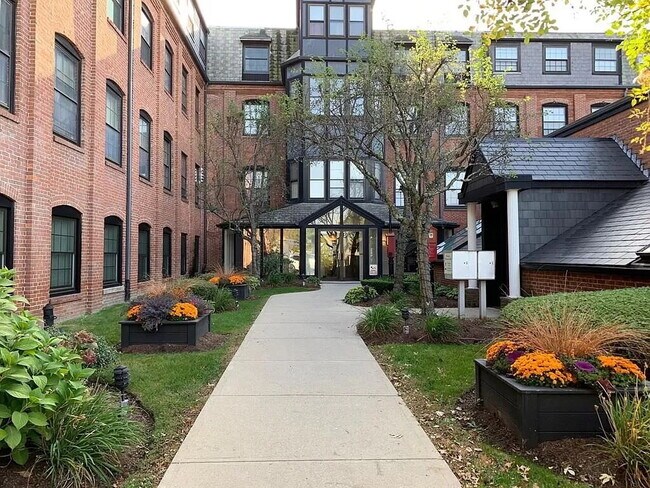 Building Photo - Prime Quincy Location! Beautiful 1BR Near Wollaston Red Line