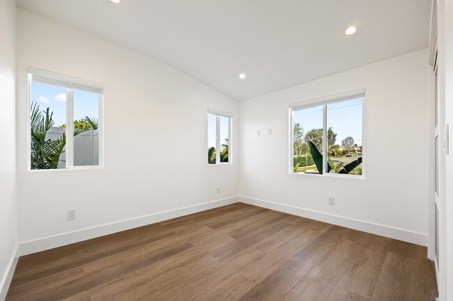 Building Photo - 212 W 64th St