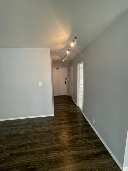 Apt Entrance - 360 W Wellington Ave