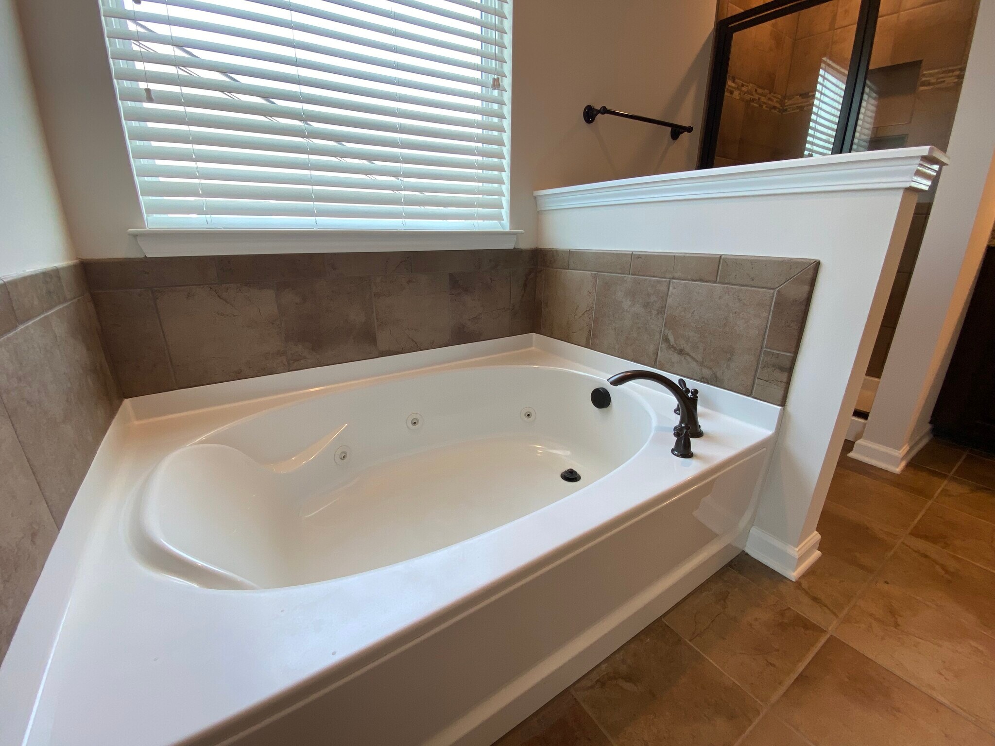 Jetted soaking tub and walk in shower - 2076 Waverly Ct
