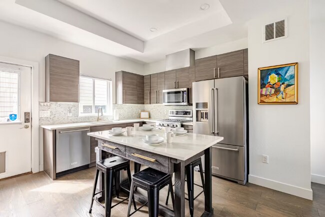 Building Photo - 2824 W Parkside Pl