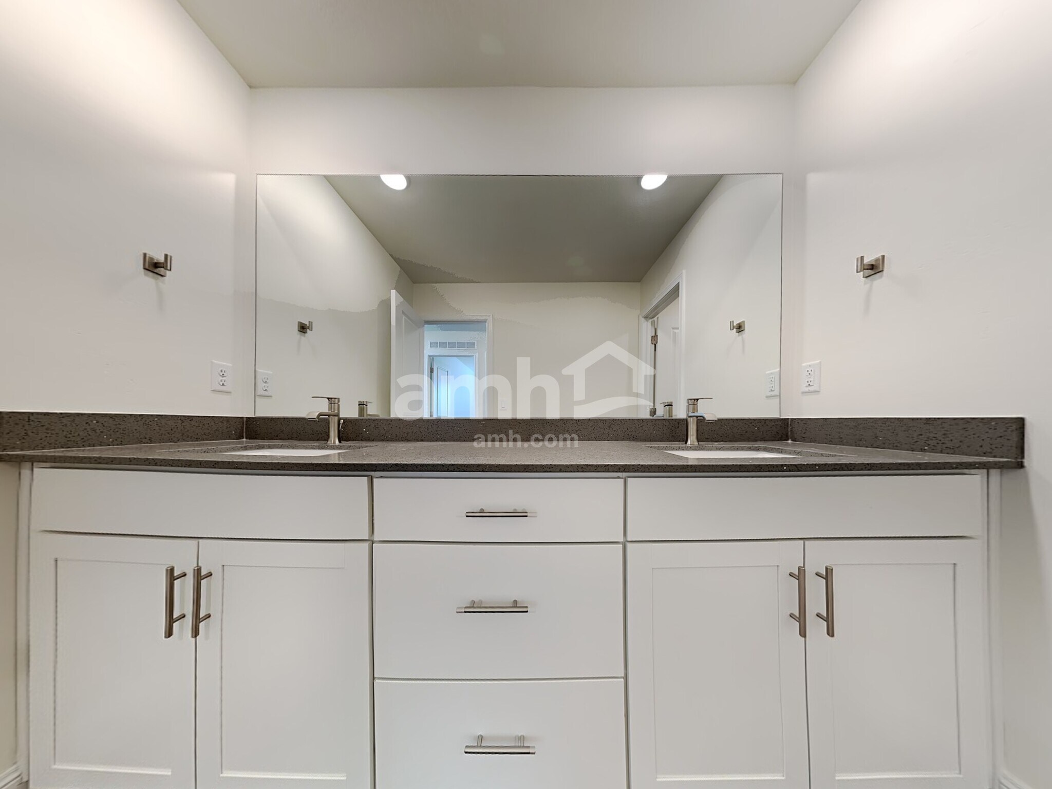 Building Photo - 3354 Fields Ave