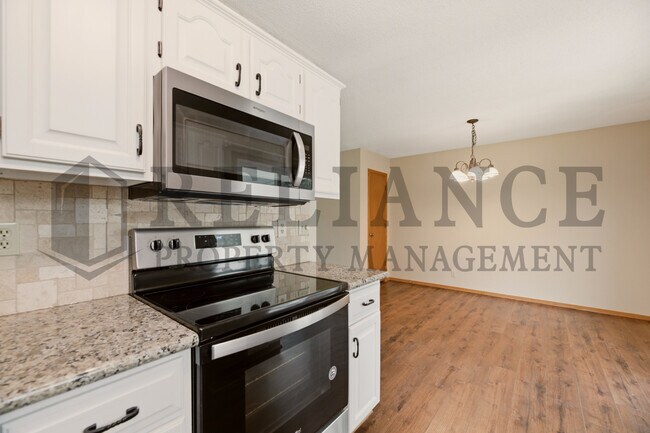 Building Photo - 516 N Lakeside Dr