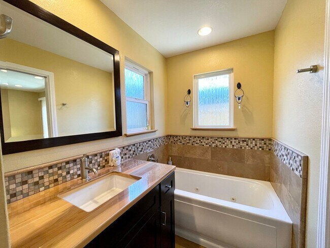 Building Photo - FULLY FURNISHED | Hollywood Beach | Oxnard | 3Bed + 2Bath