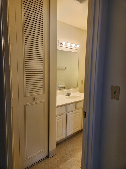 Building Photo - 412 Bancroft Ct