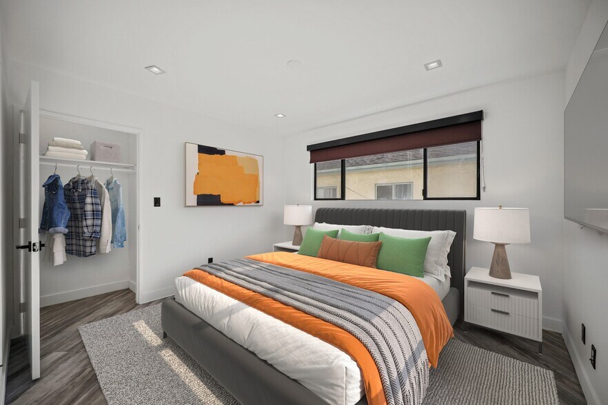 Building Photo - 955 N Oxford Ave