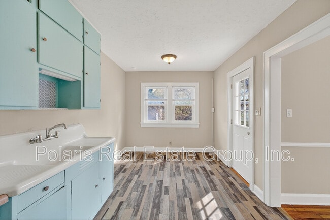 Building Photo - 715 E 60th St