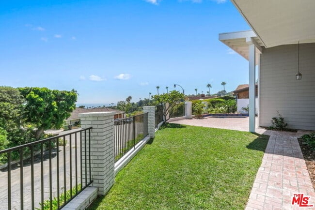 Building Photo - 1175 Las Pulgas Pl