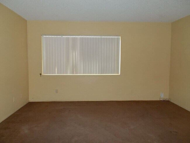 Building Photo - 2 Bedroom 1 Bath Upstairs Unit - Move in Ready