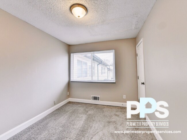 Building Photo - 390 W Lake Ave NW