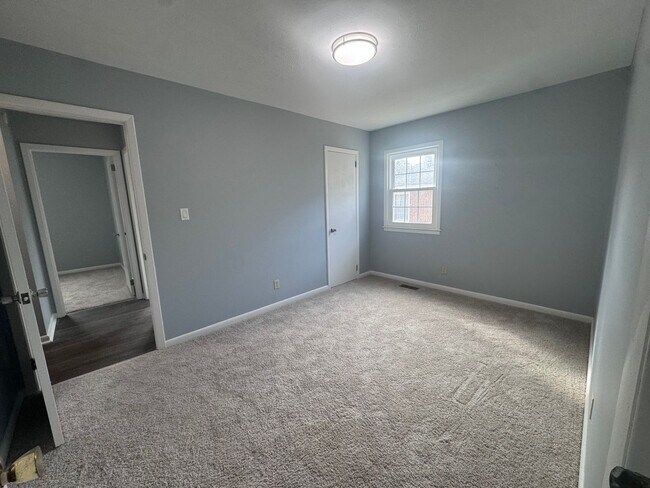 Building Photo - 908 Rochester Dr