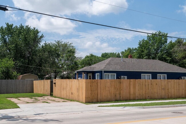 Building Photo - 1301 E Mount Vernon St