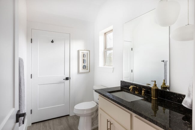 Building Photo - 1940 Green Hill Dr