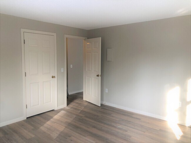 Building Photo - 5 Oak Hill Ln