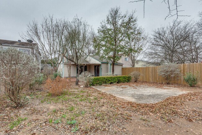 Building Photo - 2-BEDROOM HOME IN HIDDEN MEADOW