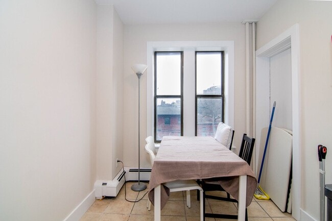 Building Photo - 442 Park Dr
