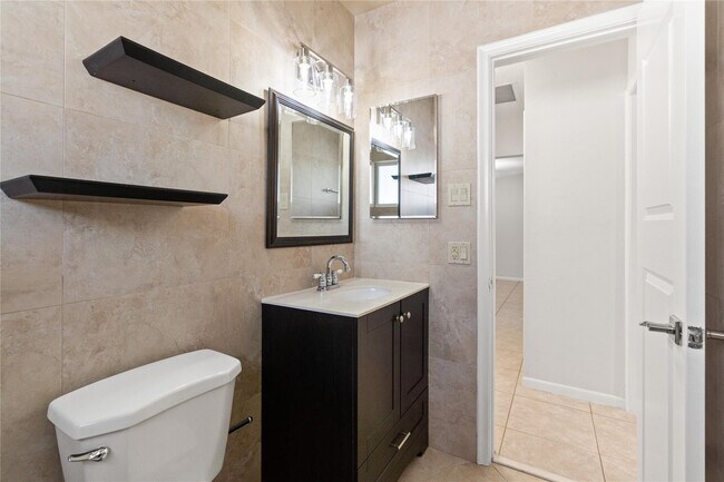 Building Photo - 2616 Middle River Dr