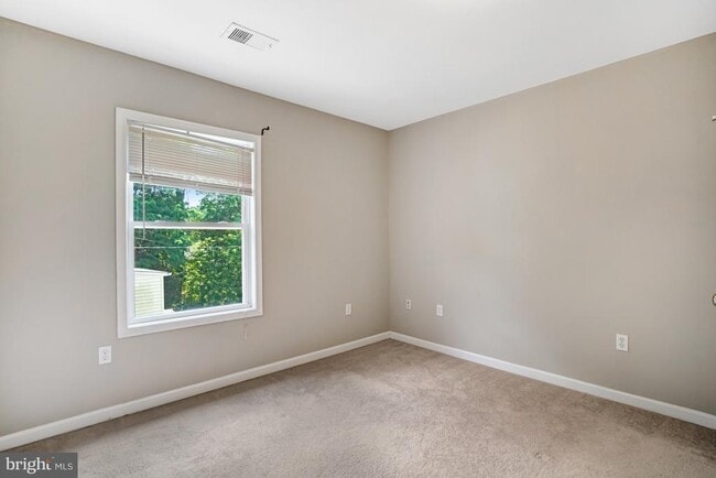 Building Photo - 1424 N Longfellow St
