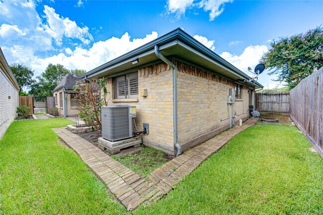 Building Photo - 11830 Oak Meadow Dr