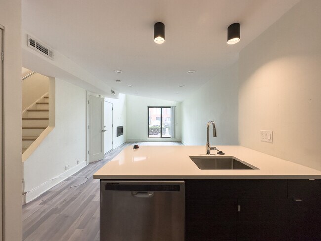 Building Photo - 949 W Grace St