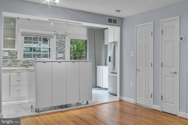 Building Photo - Beautifully Renovated 2-Level Townhome in the Heart of Falls Church City