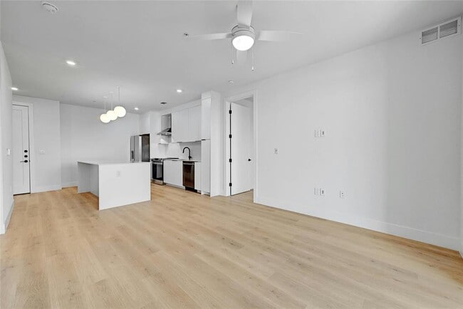 Building Photo - 1701 Simond Ave Ave