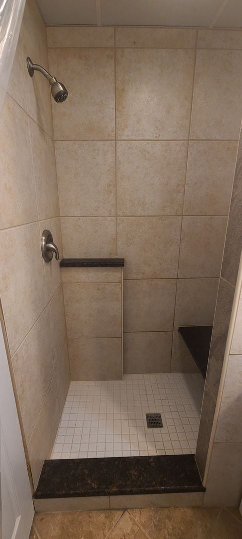 Building Photo - 2 bedroom upper, ready immediately!