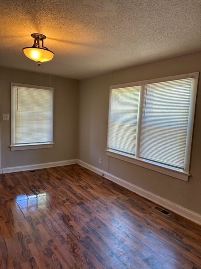 Building Photo - 1 bedroom - Bath