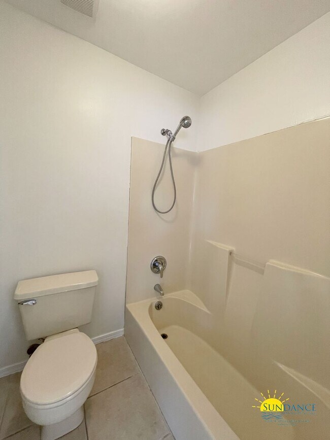 Building Photo - Newly Renovated 2BR Townhouse in Fort Walt...