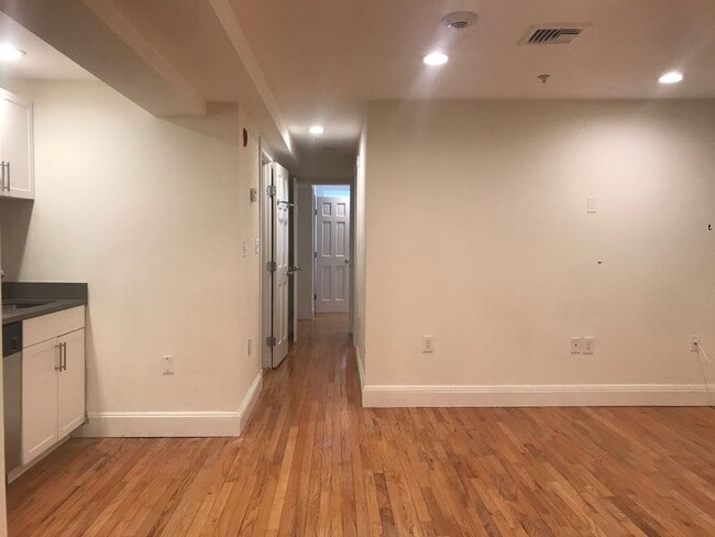 Building Photo - Nice 2 bed in Allston