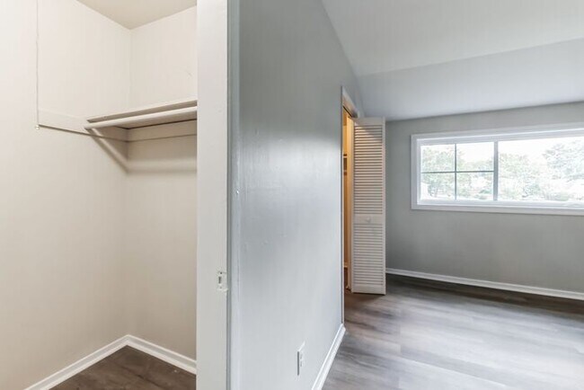 Building Photo - 9302 Holbrook Dr