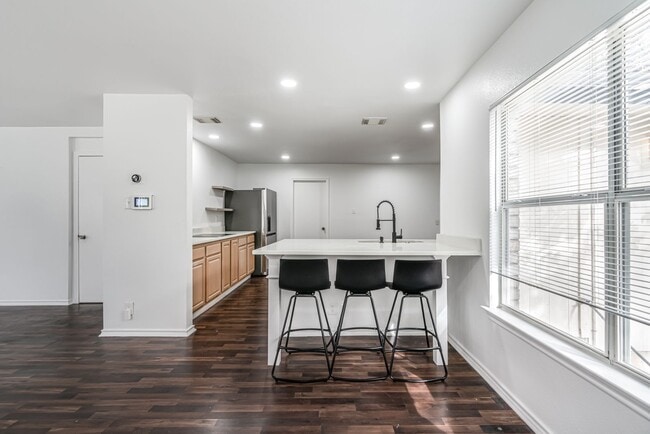 Building Photo - Recently Rehabbed Spacious Two Story in Convenient and Popular Huntington Place