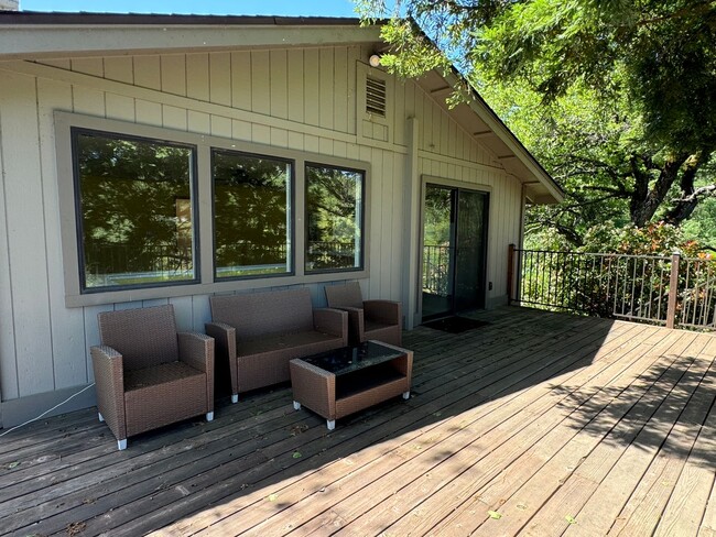 Building Photo - Scenic North Auburn Living – 1 bedroom 2-S...