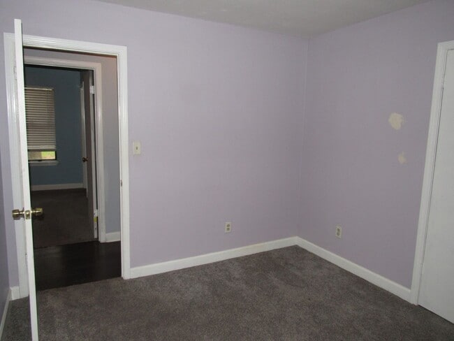 Building Photo - Close to schools, shopping & hospitals!