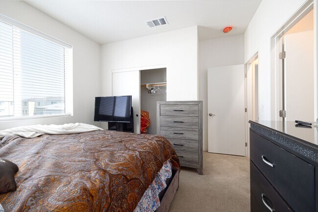 Building Photo - 5355 Seacliff Pl