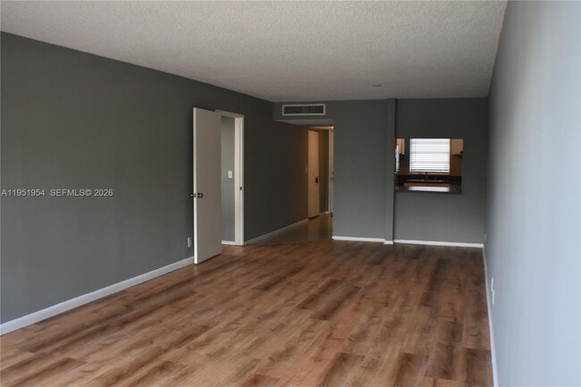 Building Photo - 9450 Live Oak Pl