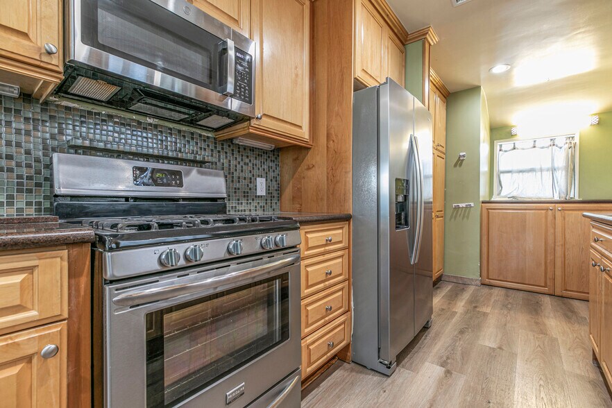 Building Photo - 10430 Langdon Ave