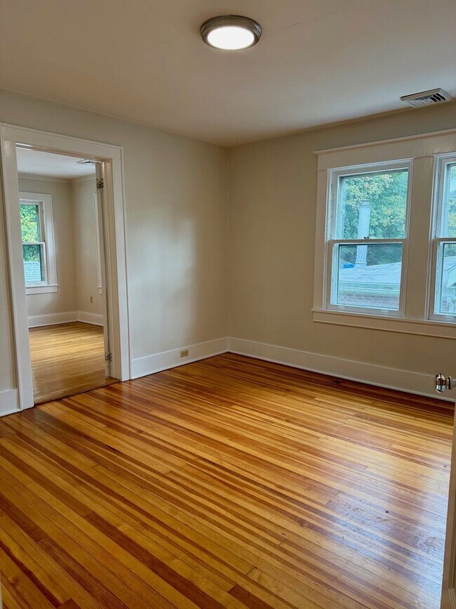 Building Photo - 302 Hasbrouck Ave