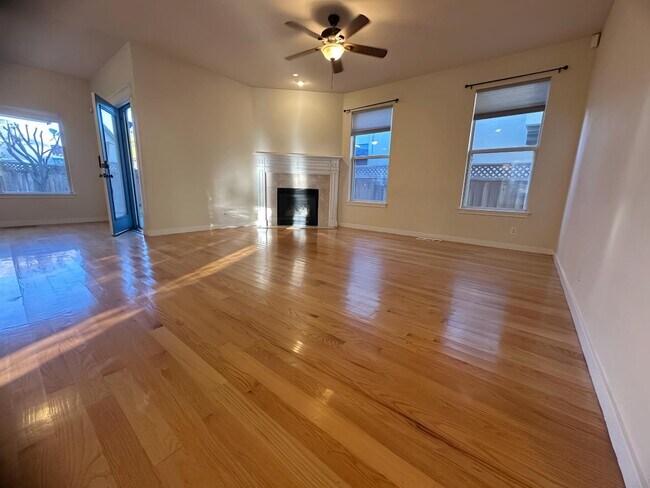 Building Photo - 841 Lawrence Dr