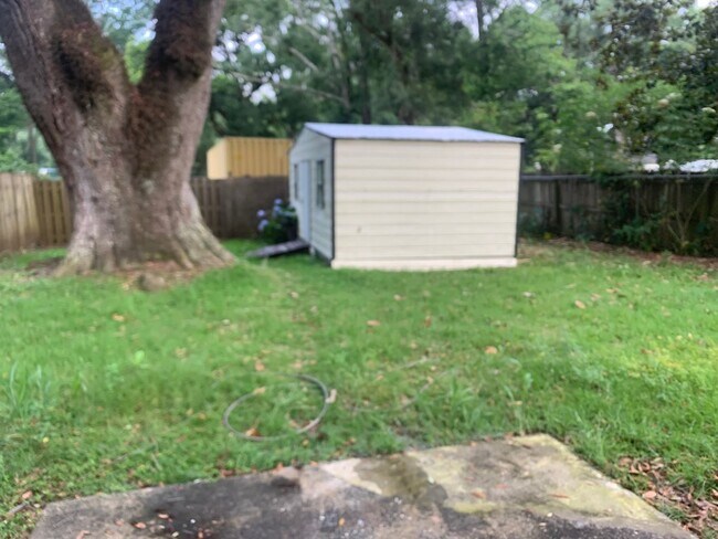 Building Photo - 2 bed 1 bath duplex off E Nine Mile Rd