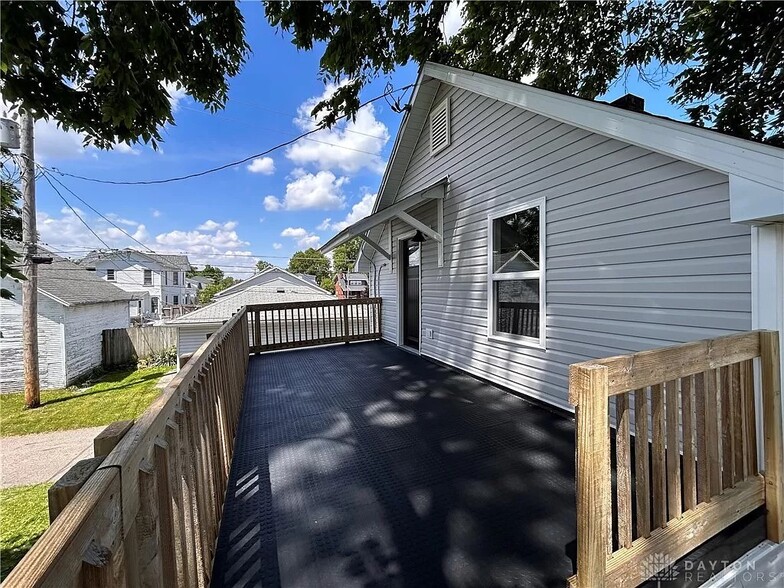 Outdoor seating area - 510 Lincoln St