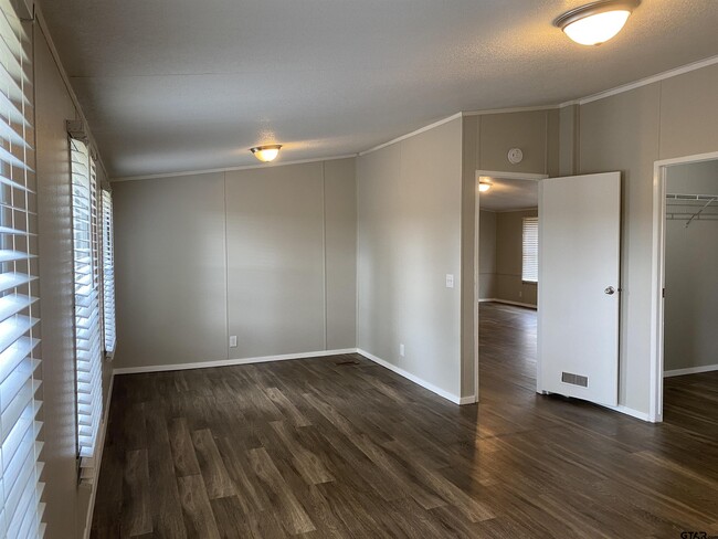 Building Photo - 22944 Shell Shore Dr
